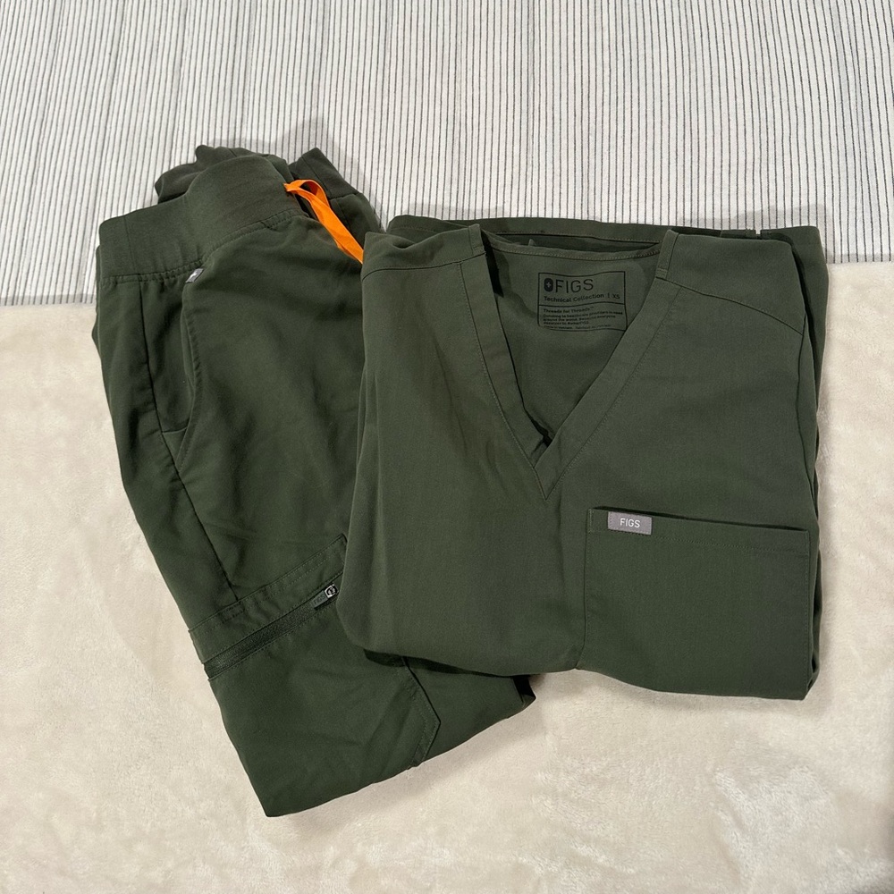 Figs Zamora Jogger Scrubs Size S and Catarina Top Size XS - Color Moss